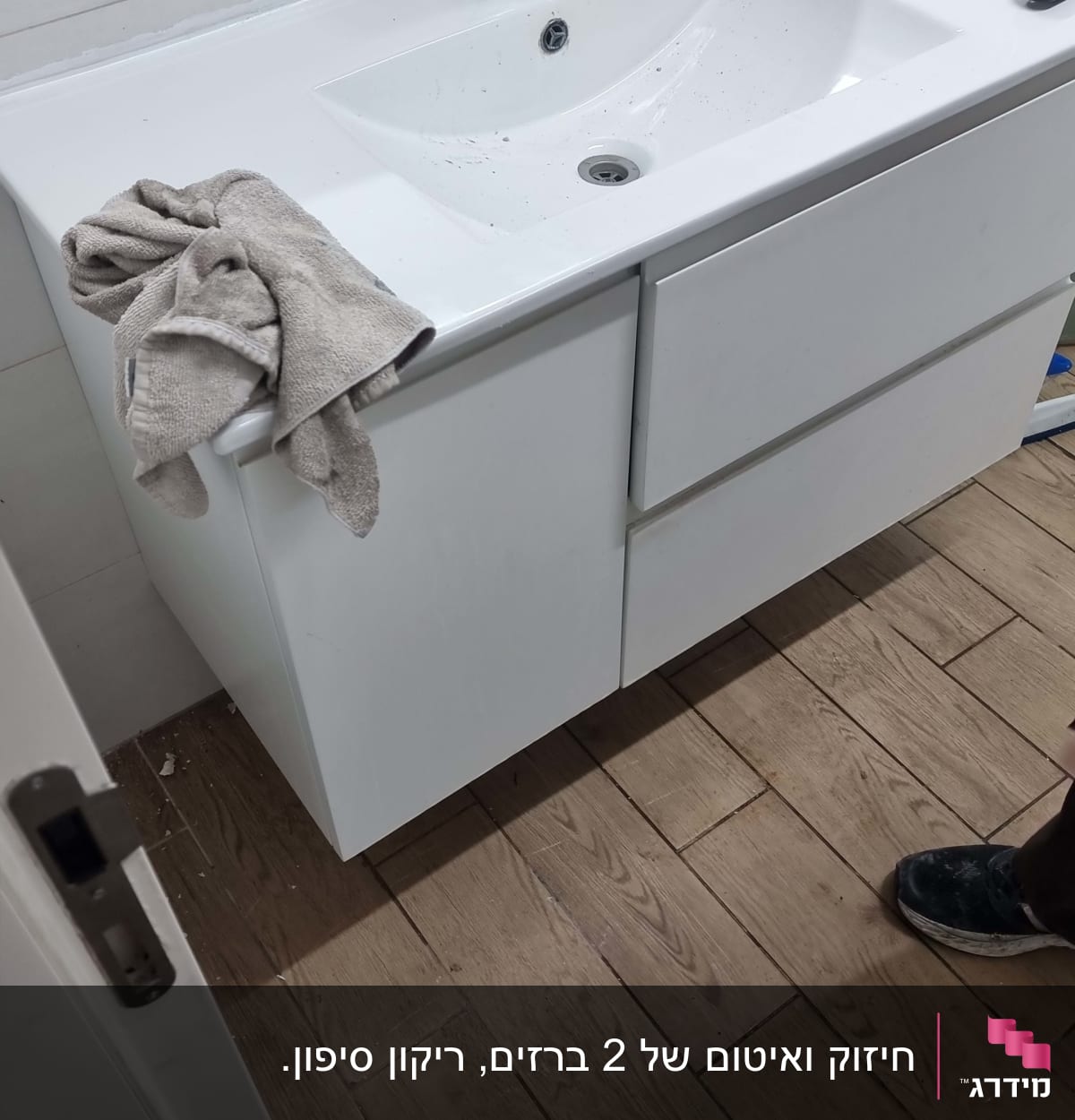 כיור עם ברז, מגבת וכלי עבודה